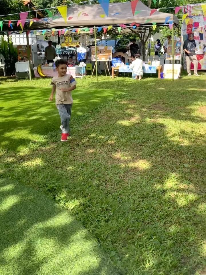 Paula Verhoeven dampingi Kiano di acara skole market day