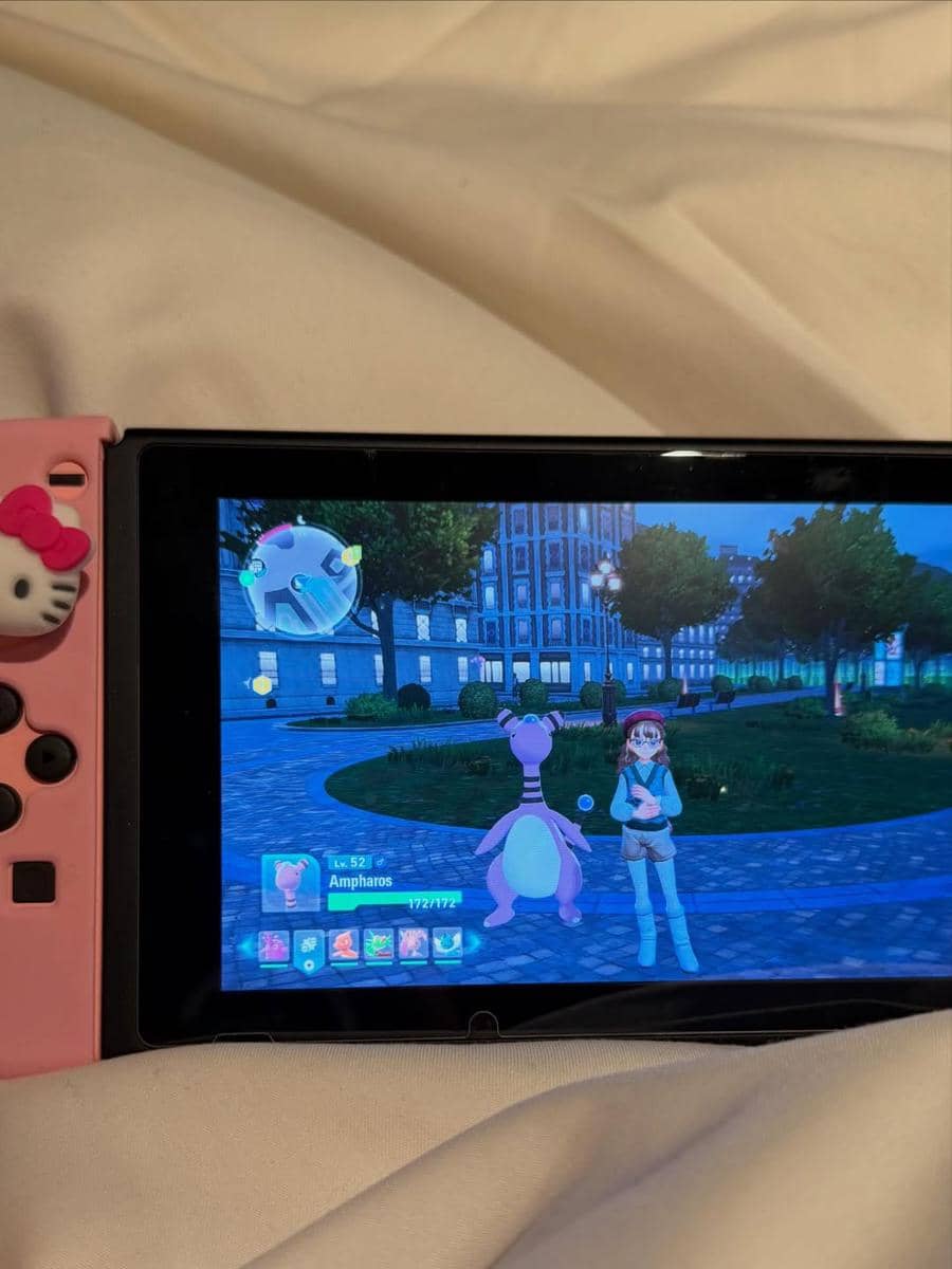 Zee Asadel di Pokémon Center Shibuya, Jepang.