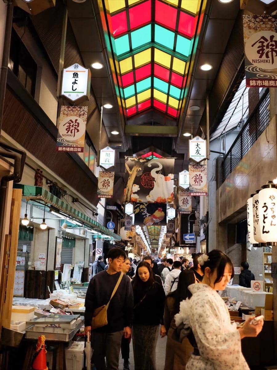 Yoriko Angeline kulineran di Nishiki Market.