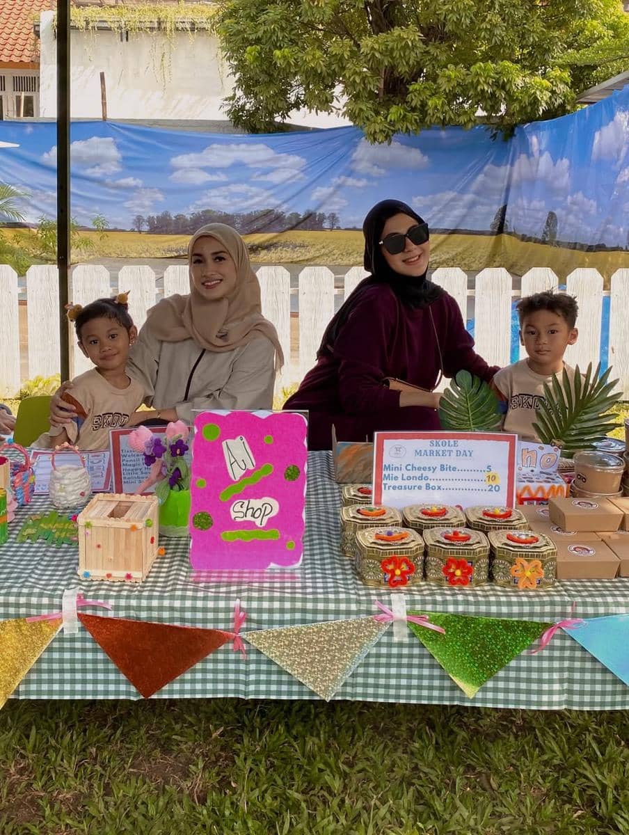 Paula Verhoeven dampingi Kiano di acara skole market day