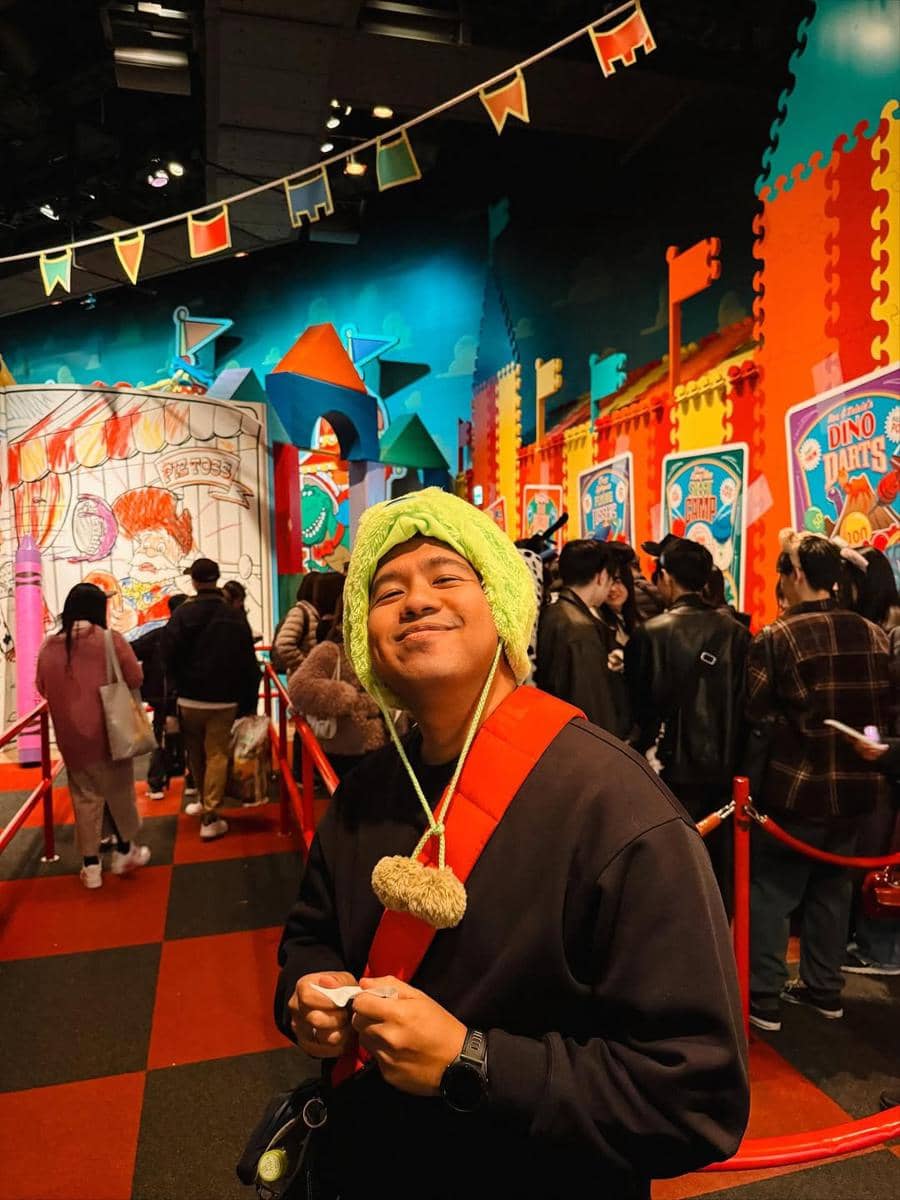 Clairine Clay dan Joshua liburan di Tokyo DisneySea.