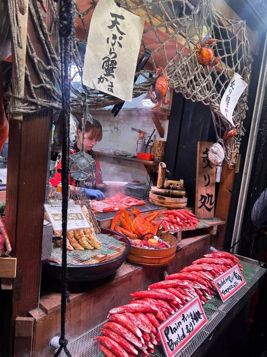 Yoriko Angeline kulineran di Nishiki Market.