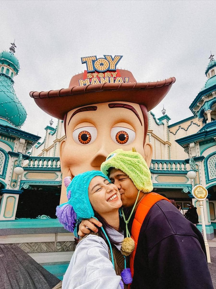 Clairine Clay dan Joshua liburan di Tokyo DisneySea.