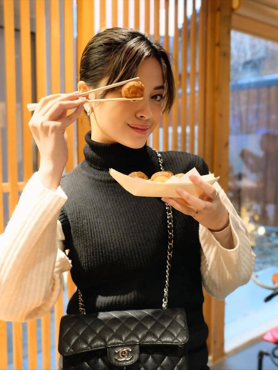 Yoriko Angeline kulineran di Nishiki Market.