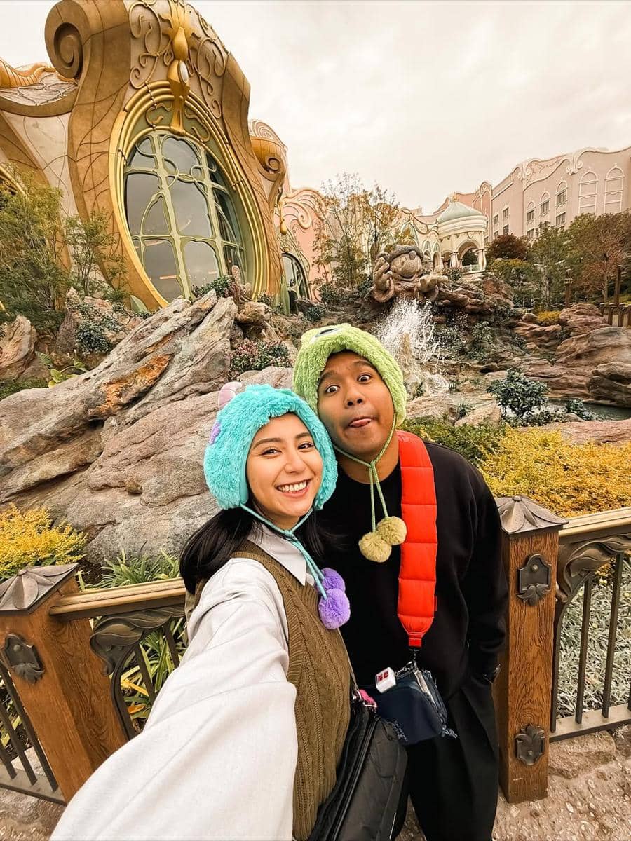 Clairine Clay dan Joshua liburan di Tokyo DisneySea.