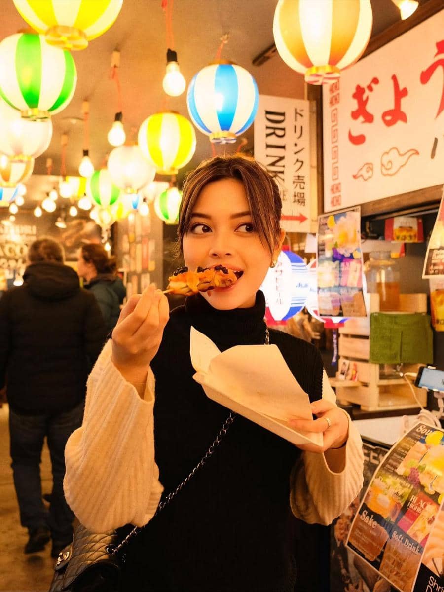 Yoriko Angeline kulineran di Nishiki Market.