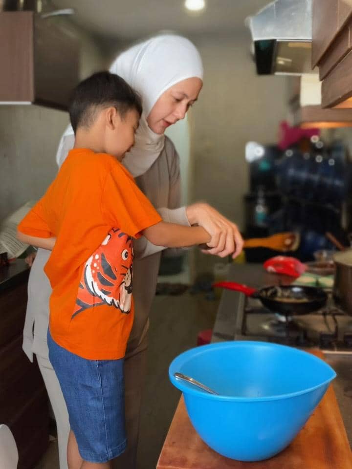 Paula Verhoeven dampingi Kiano di acara skole market day