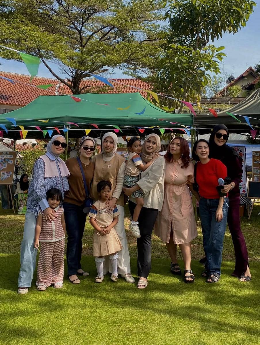 Paula Verhoeven dampingi Kiano di acara skole market day