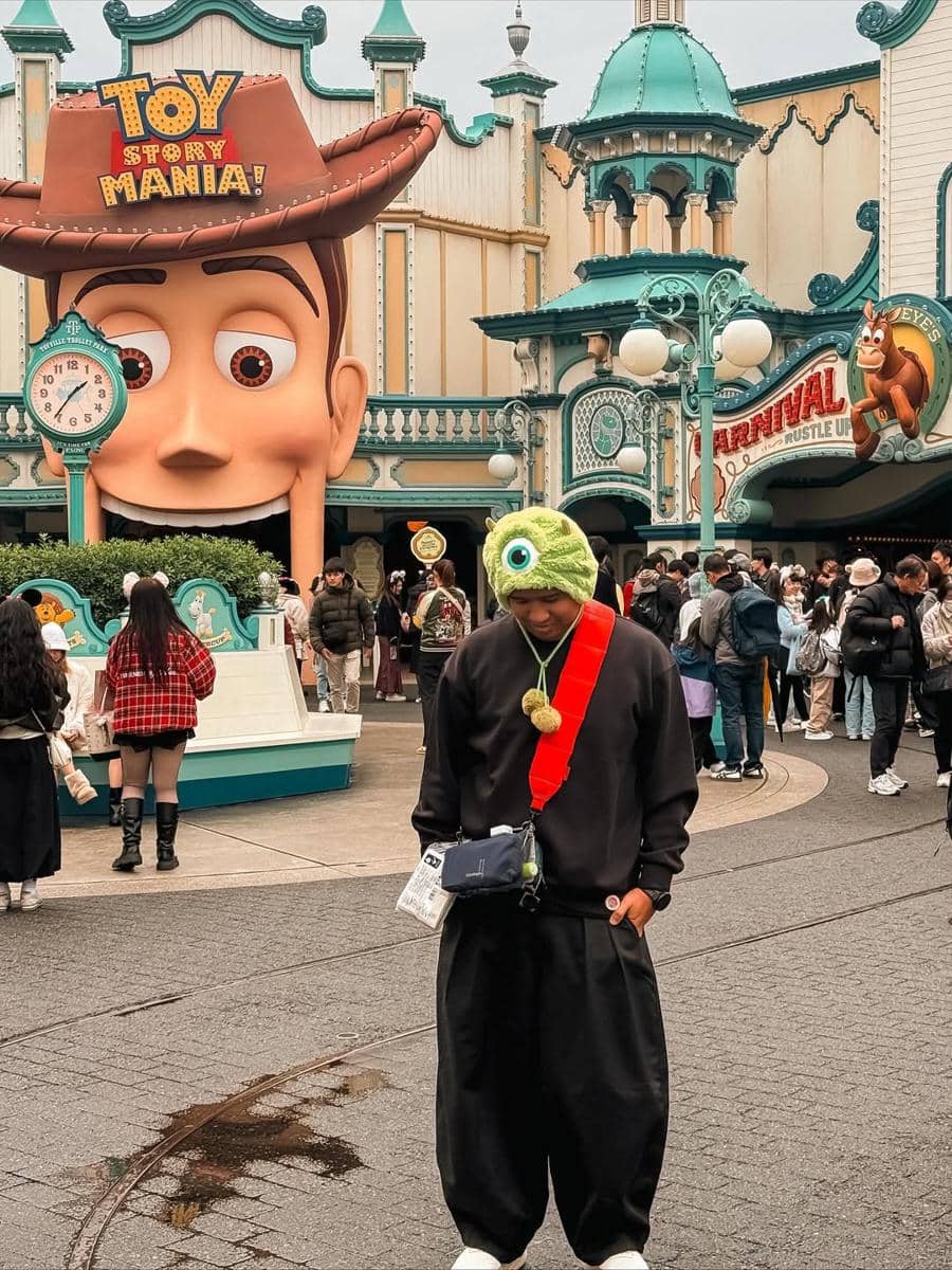 Clairine Clay dan Joshua liburan di Tokyo DisneySea.