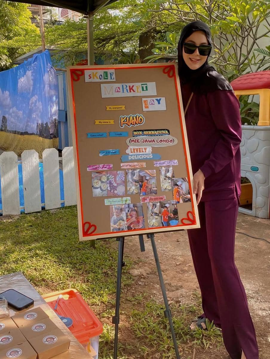 Paula Verhoeven dampingi Kiano di acara skole market day