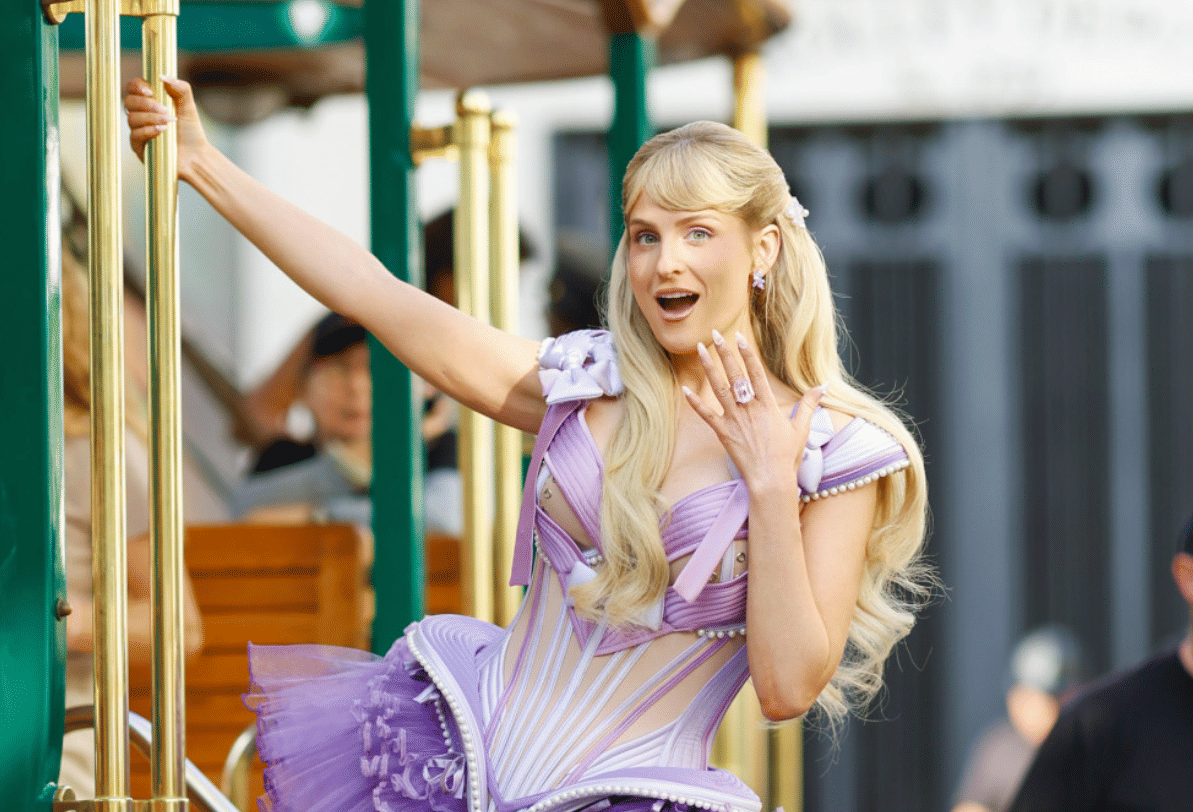 Meghan Trainor dalam musik video "Still Don't Care" 