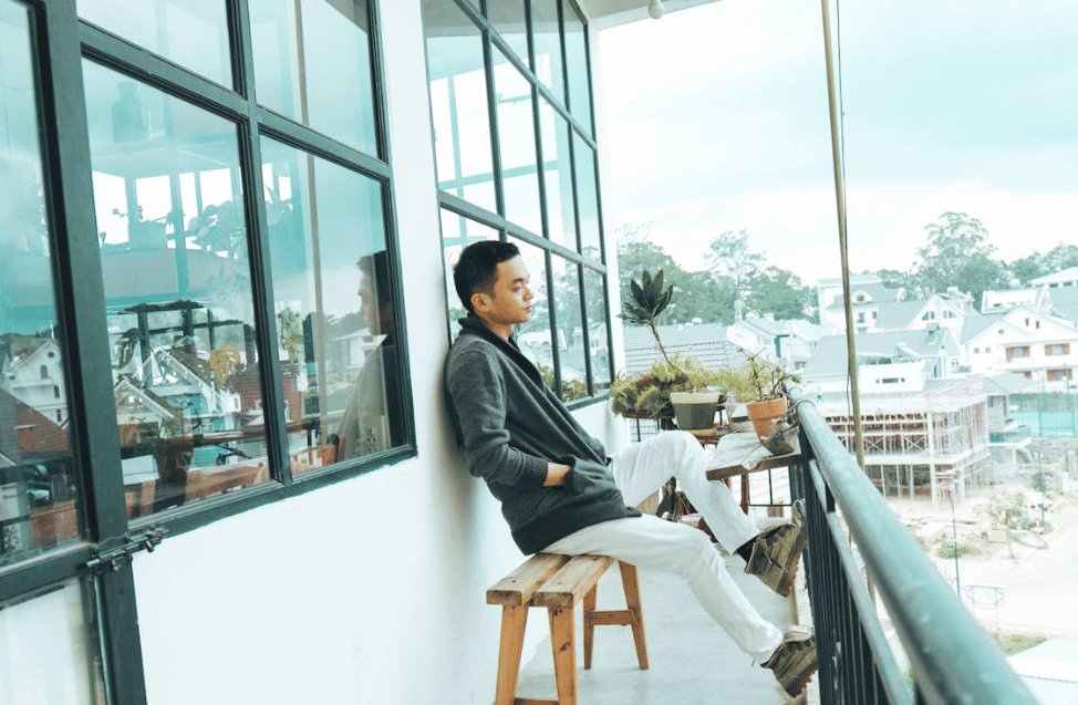 ilustrasi balkon dengan meja lipat dinding