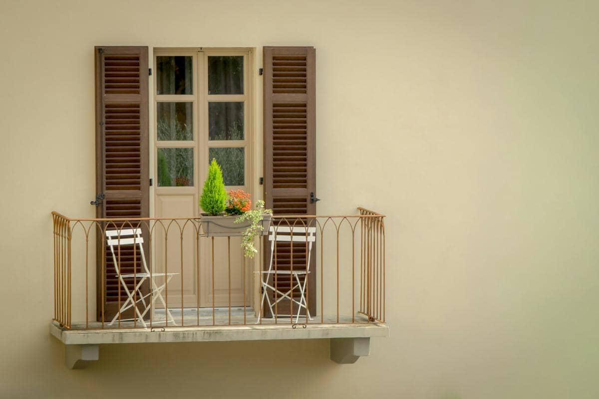 ilustrasi balkond dengan kursi lipat