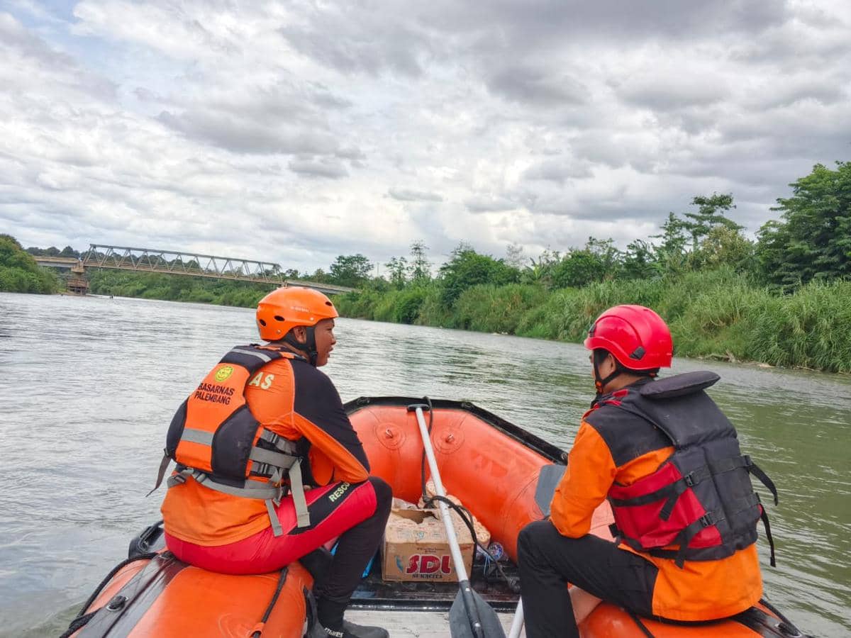 Pencarian korban hilang di Sungai Lematang.