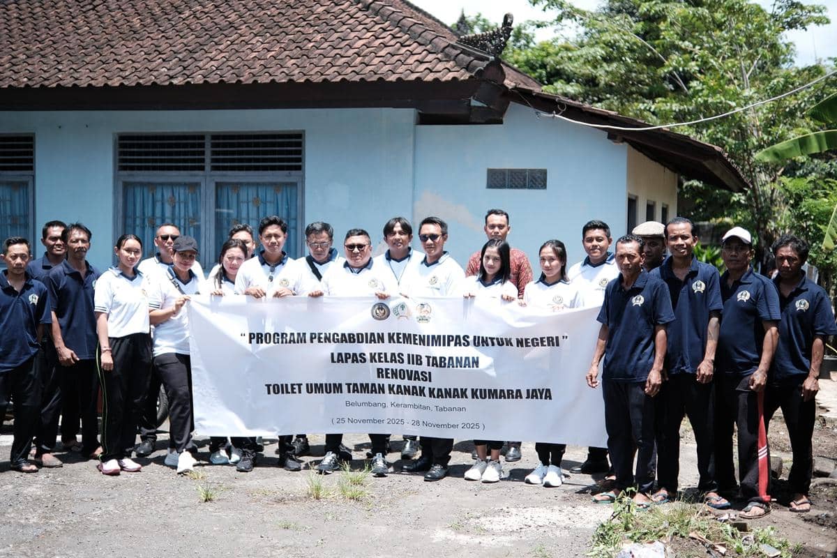 Kegiatan bakti sosial berupa perbaikan toilet di TK Kumara Jaya oleh Lapas Tabanan 