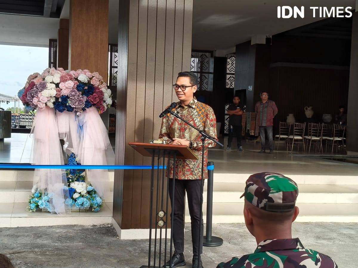 Wakil Bupati Sumba Timur, Yonathan Hani memberikan sambutan peresmian Myze Hotel Waingapu, Sumba Timur, Rabu (26/11/2025)