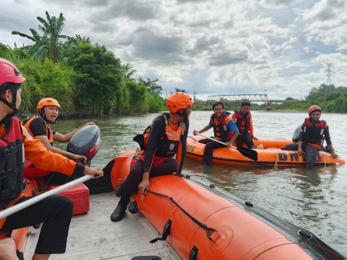 Pencarian korban hilang di Sungai Lematang.