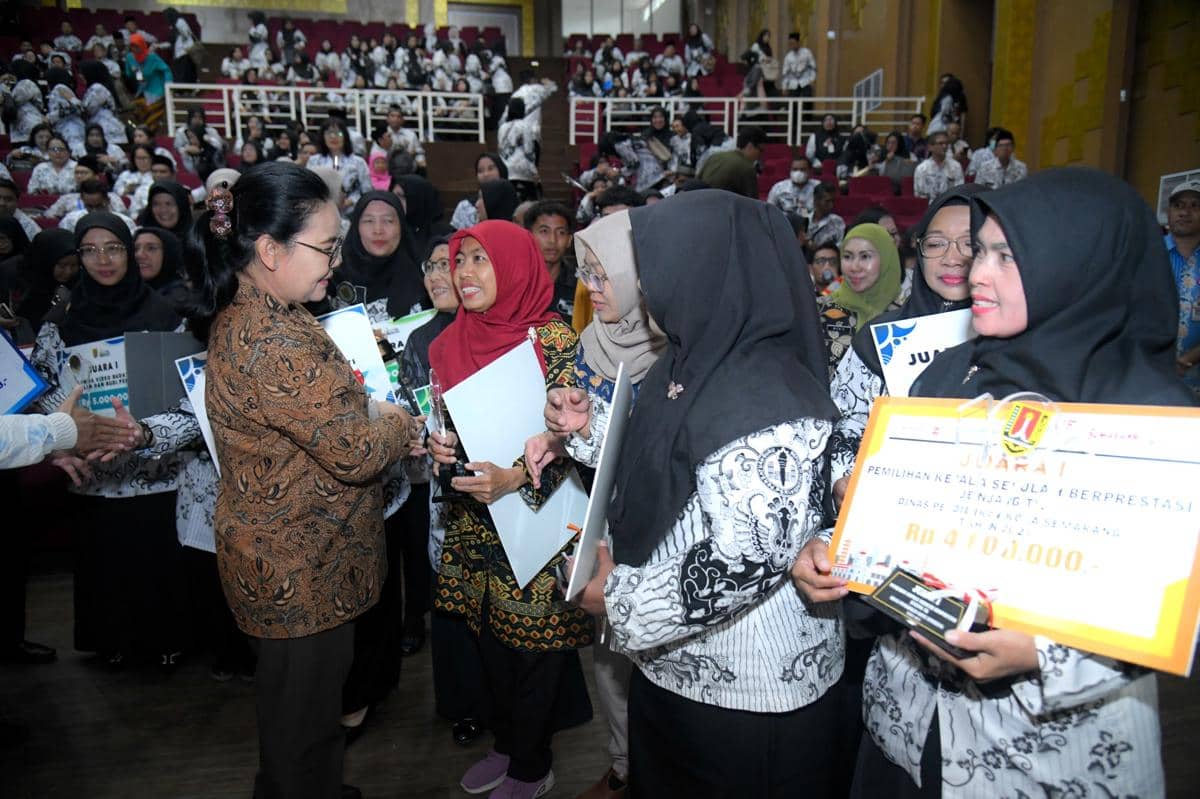 Guru, hari guru, guru honorer