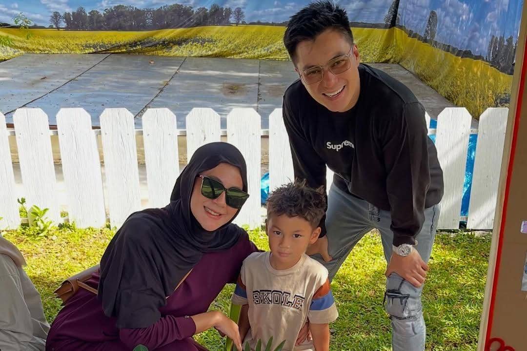 Potret Baim Wong dan Paula temani Kiano di Market Day sekolah