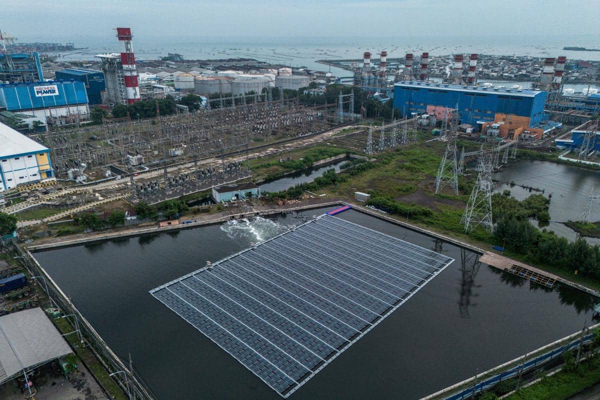 Foto udara suasana Pembangkit Listrik Tenaga Surya (PLTS) terapung Tambaklorok di Semarang, Jawa Tengah. (ANTARA FOTO/Aprillio Akbar)