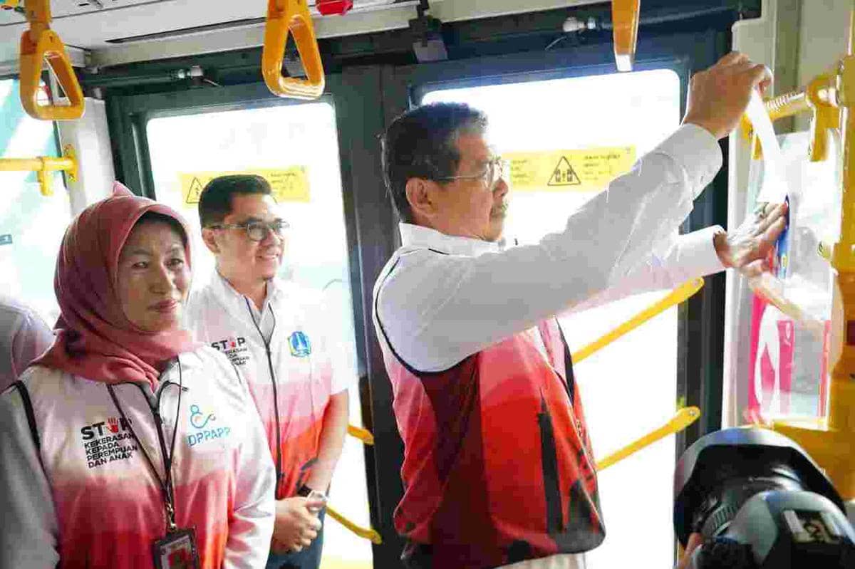 Pemprov DKI Sebar Stiker Layanan Pengaduan Kekerasan di Transjakarta 