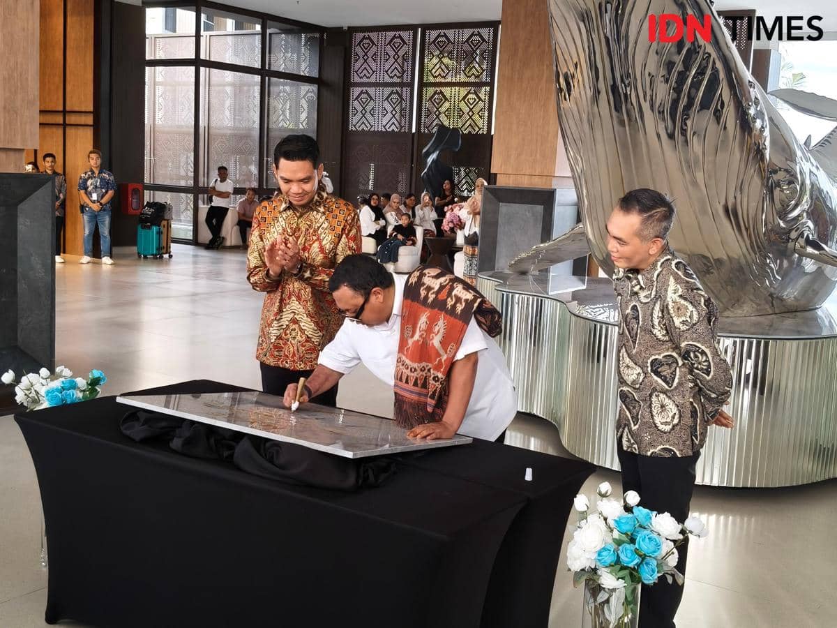 Wakil Bupati Sumba Timur, Yonathan Hani (kiri), Komisaris Utama PT Nahna Maju Bersama, Kaisar Kiasa Kasih Said Putra (tengah), Director of Operations Artotel Group, Daniel Sunu Prasetyo (kanan) saat peresmian Myze Hotel Waingapu, Rabu (26/11/2025).
