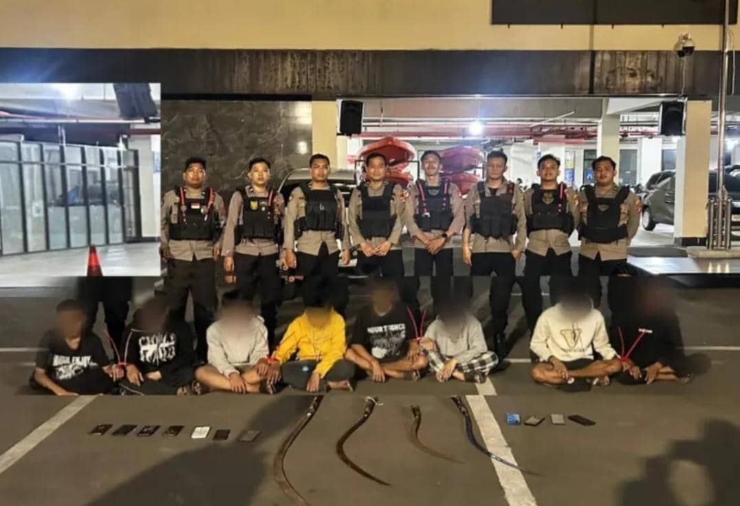 Polisi tangkap empat remaja yang ingin melakukan tawuran di Bekasi. 