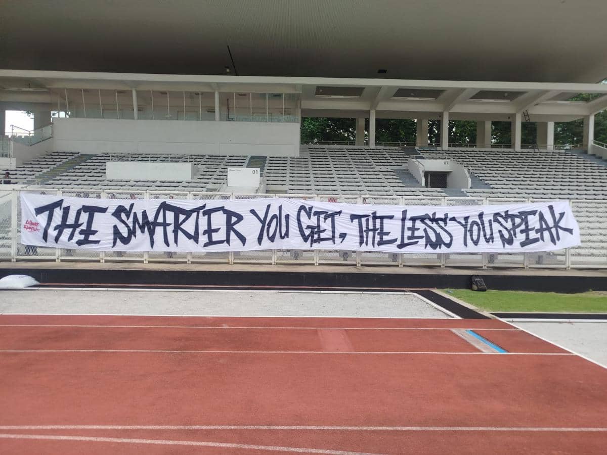 Spanduk La Grande Indonesia saat latihan Timnas U-22.