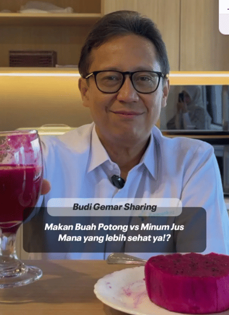 Potret Menkes Budi menikmati buah naga dan jus buah naga  