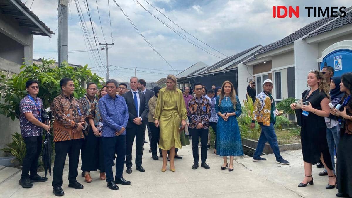 Penasihat Khusus Sekretaris Jenderal PBB untuk Urusan Kesehatan Finansial Ratu Maxima mendengar keluh kesah kondisi keuangan warga Gran Harmoni Cibitung, Kabupaten Bekasi, Jawa Barat.