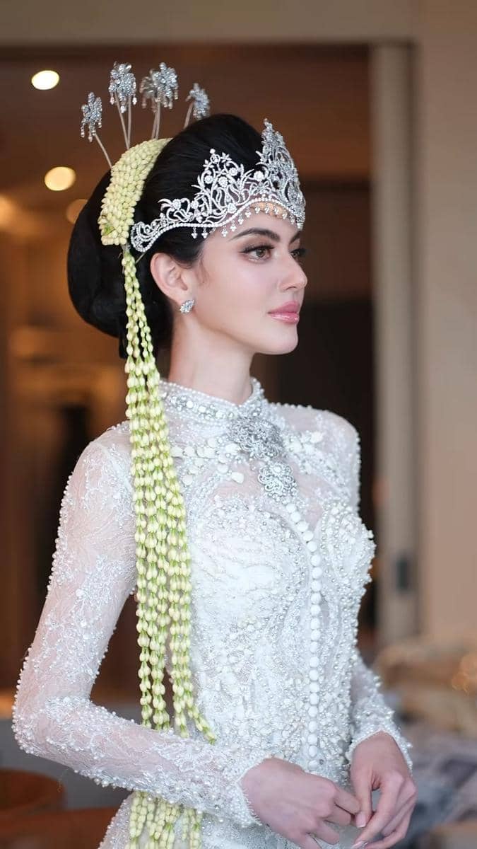 Look Davika Hoorne  (instagram.com/davikah)