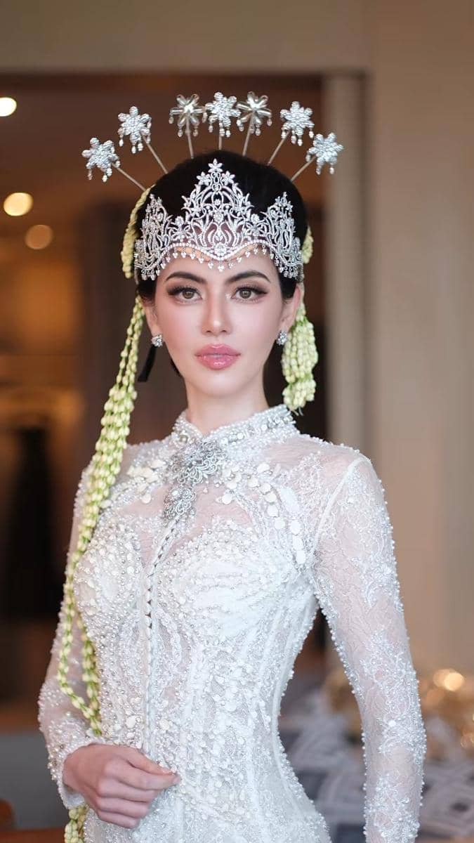 Look Davika Hoorne  (instagram.com/davikah)