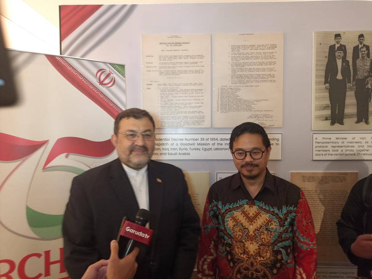 Dubes Iran dalam pameran arsip bertajuk "Archives Exhibition on the Occasion of 75 Years of Diplomatic Relations Indonesia – Iran di TIM, Rabu (26/11/2025)/ IDN Times Dini Suciatiningrum 