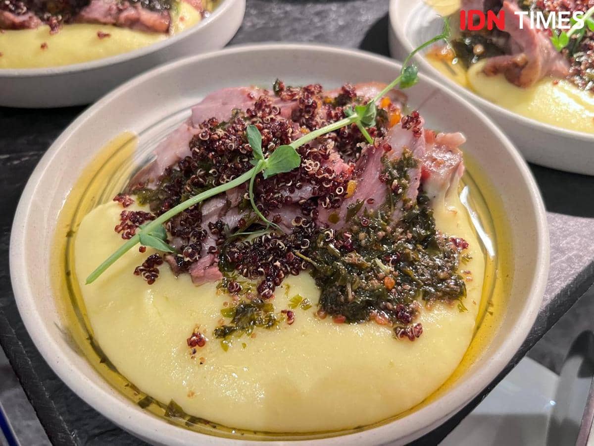 Potret Slow Roasted Lamb Shoulder, Potato puree, Apricot salsa verde and Crispy quinoa