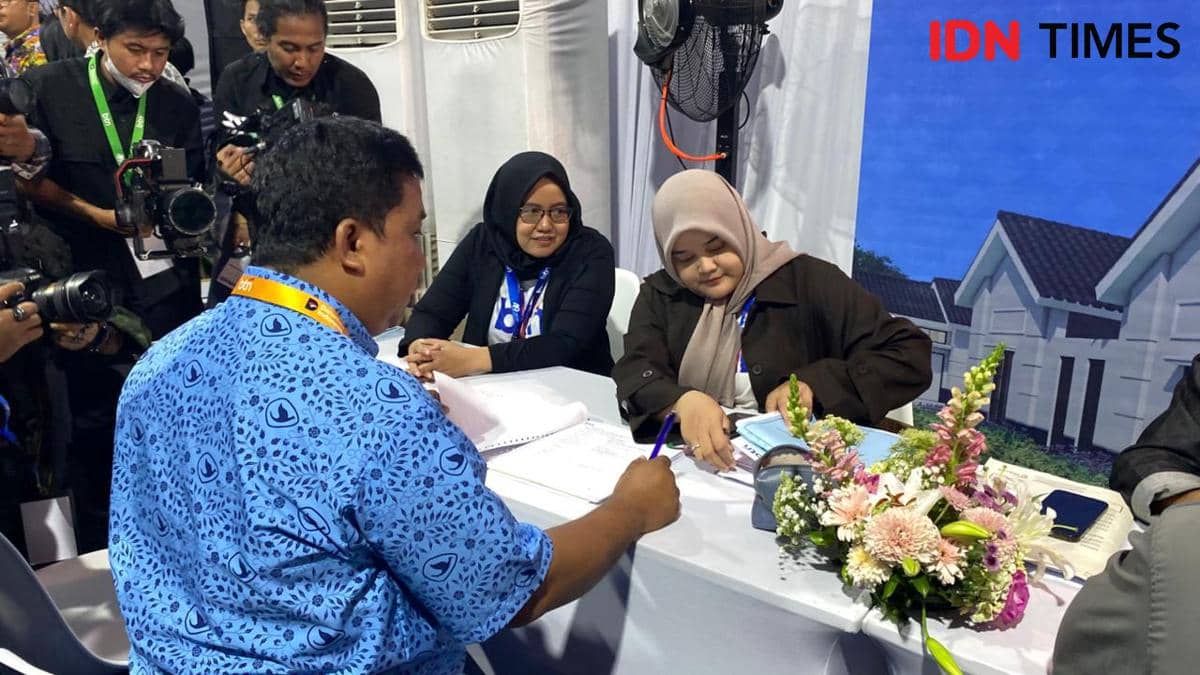 Warga yang tanda tangani akad rumah bersubsidi di Gran Harmoni Cibitung.