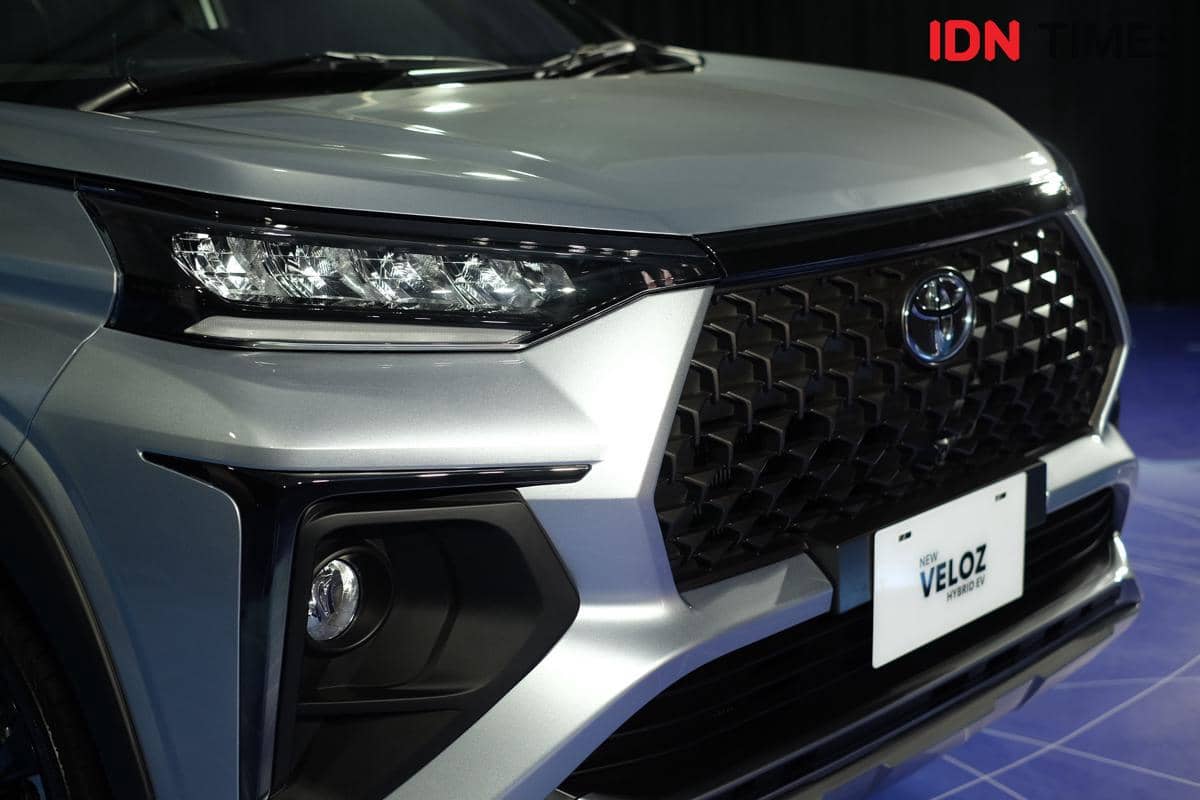 Aksen black chrome pada fascia Veloz Hybrid