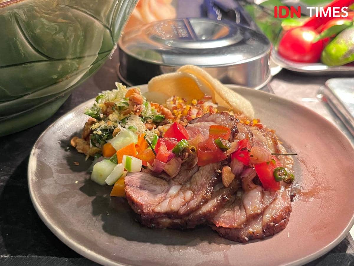 Potret Slow Roasted Lamb Shoulder with Komoh Spices, Dirty Rice Trancam Vegetable