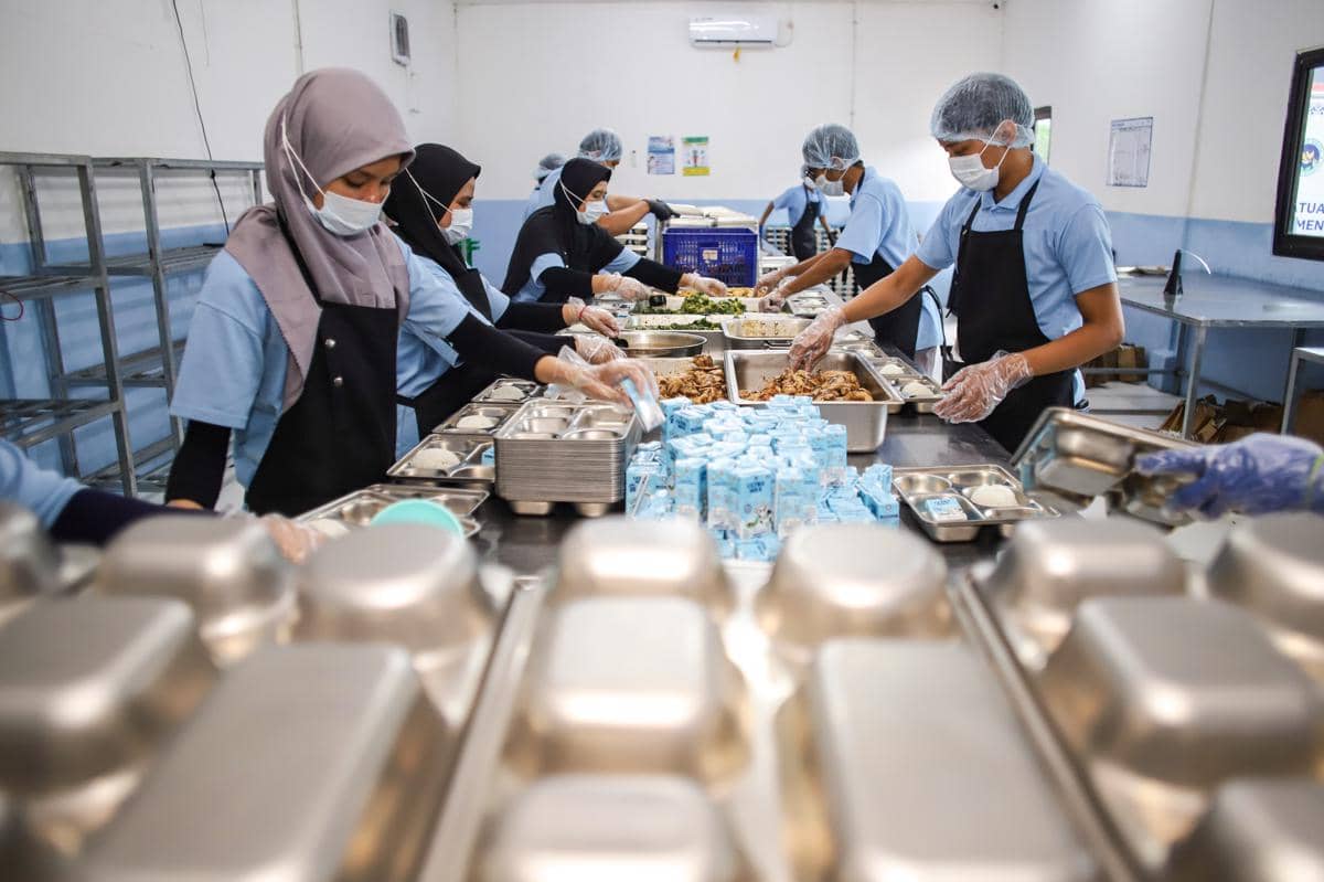 Ilustrasi relawan SPPG pada program Makan Bergizi Gratis ( ANTARA FOTO/Anis Efizudin)