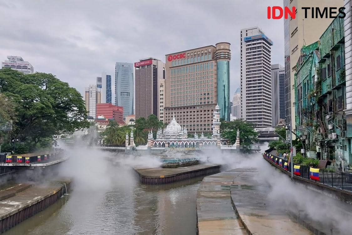 Potret The River of Life dengan latar Masjid Jamek Kuala Lumpur, Malaysia