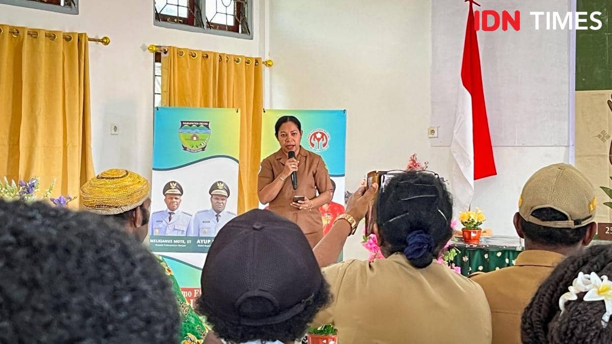 Ketua Dekranasda Kabupaten Deiyai, Fransina Rumbiak Mote, membawakan sambutan sekaligus membuka acara penjurian Sayembara Desain Batik Suku Mee dalam rangka memeriahkan HUT Kabupaten Deiyai, Selasa (25/11/2025). (IDN Times/Endy Langobelen)