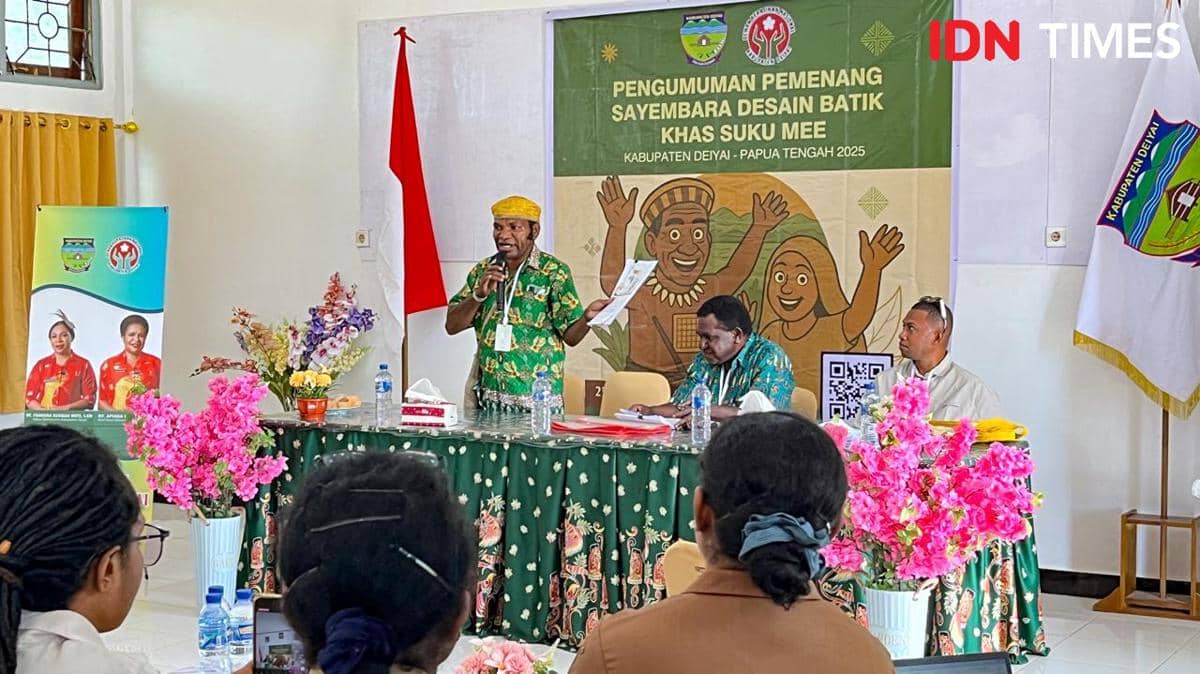 Budayawan Papua sekaligus akademisi, Titus Pekei, mengumumkan ketiga juara sayembara batik khas Suku Mee berdasarkan hasil penilaian juri. (IDN Times/Endy Langobelen)