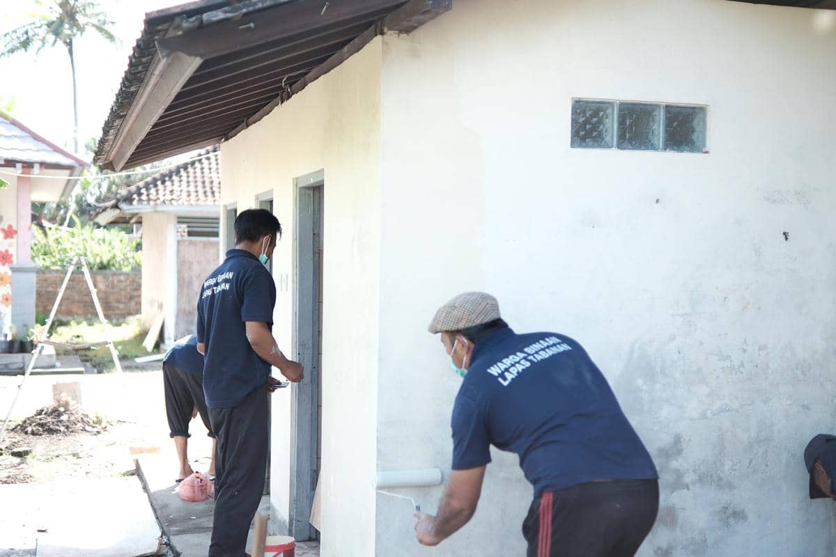 Kegiatan bakti sosial berupa perbaikan toilet di TK Kumara Jaya oleh Lapas Tabanan 