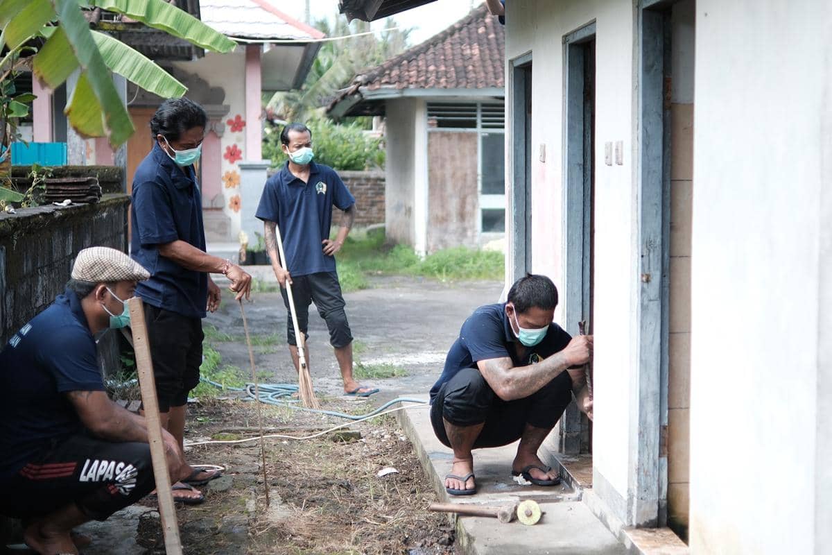 Warga binaan Lapas Tabanan saat memperbaiki toilet TK Kumara Jaya