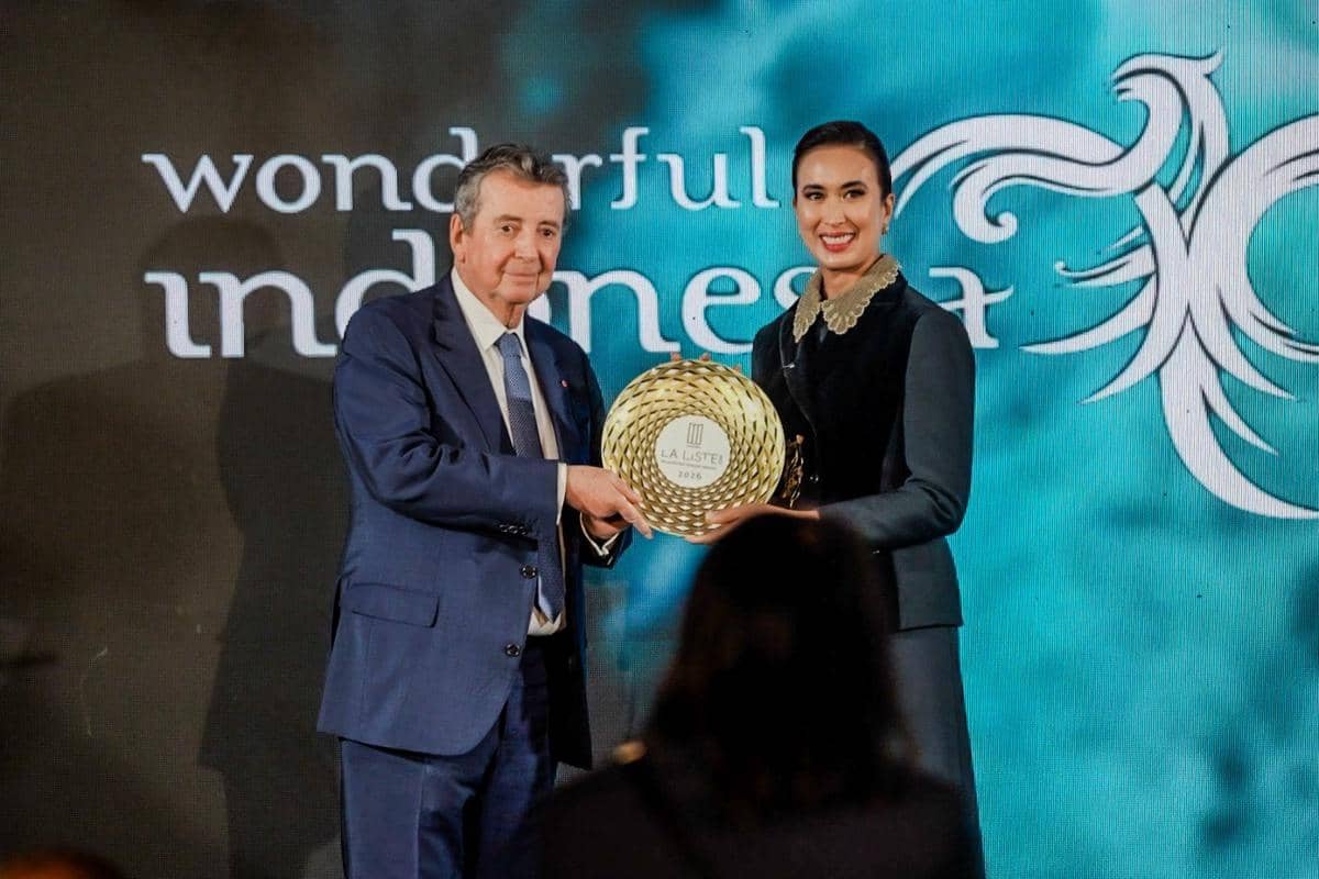 Menteri Pariwisata Republik Indonesia, Widiyanti Putri Wardhana saat menerima langsung penghargaan The New Destination Champion Award 2026 pada Annual La Liste Awards Ceremony di Paris, Perancis (24/11/2025). (Dok. Kemenpar)