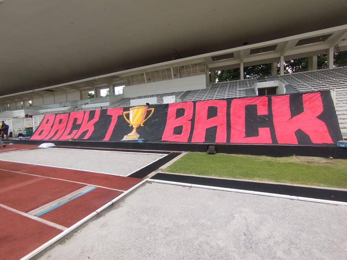 Spanduk La Grande Indonesia saat latihan Timnas U-22