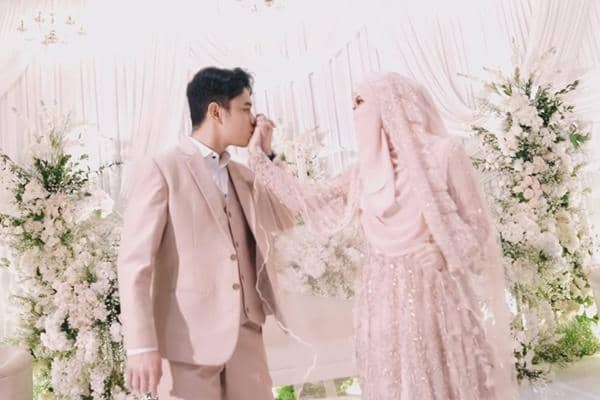 Resepsi Pernikahan Fiki Naki dan Tinandrose