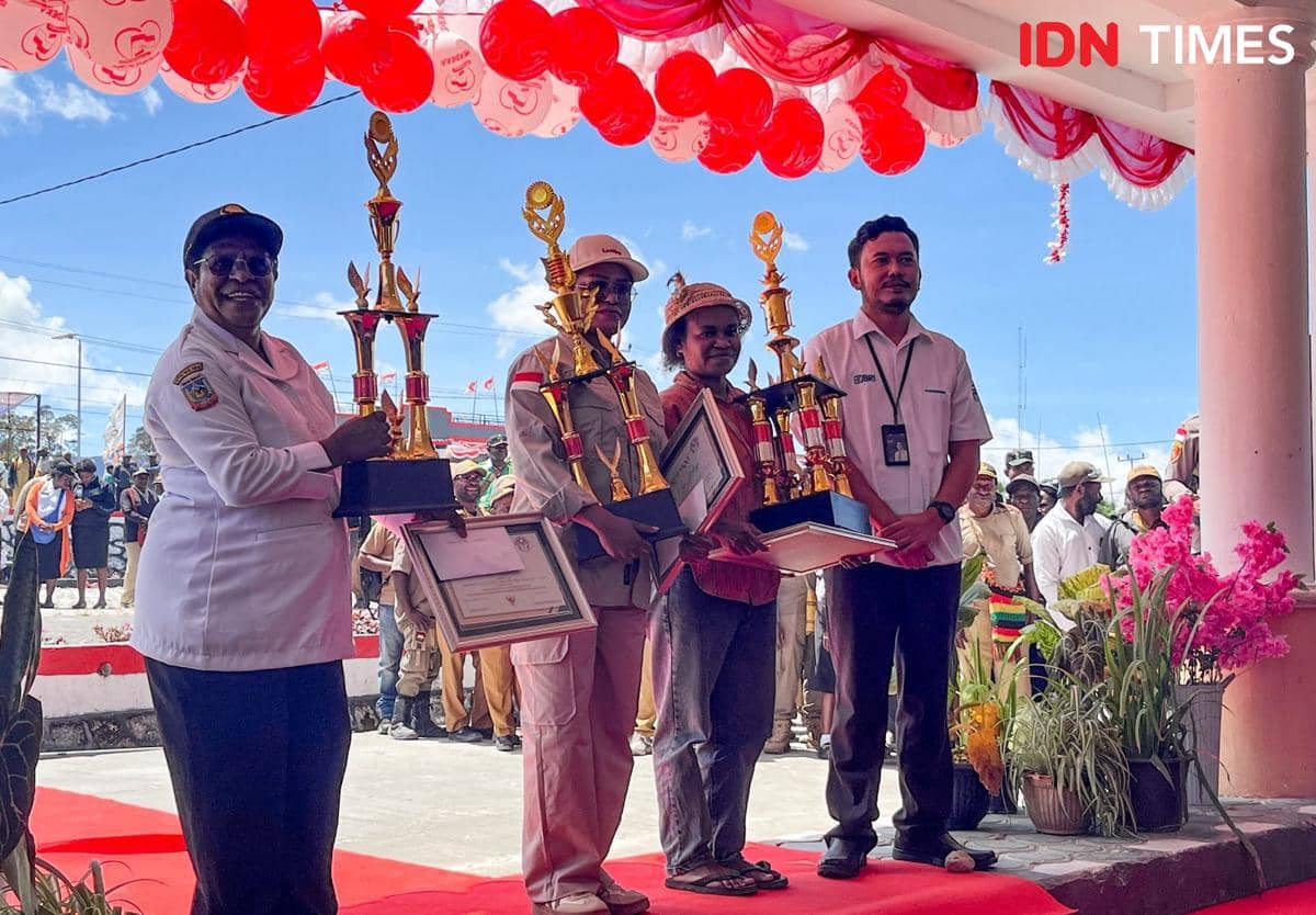 Penyerahan penghargaan kepada ketiga pemenang desain batik khas Suku Mee pada perayaan HUT ke-17 Kabupaten Deiyai. (IDN Times/Endy Langobelen)