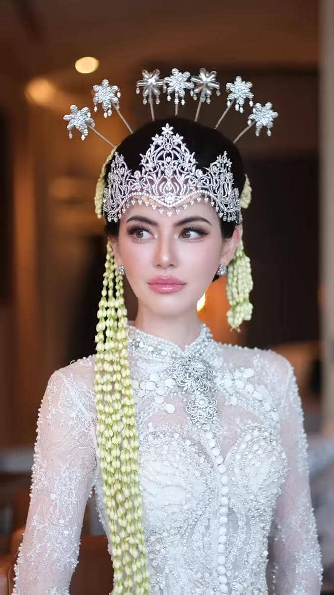 Look Davika Hoorne  (instagram.com/davikah)