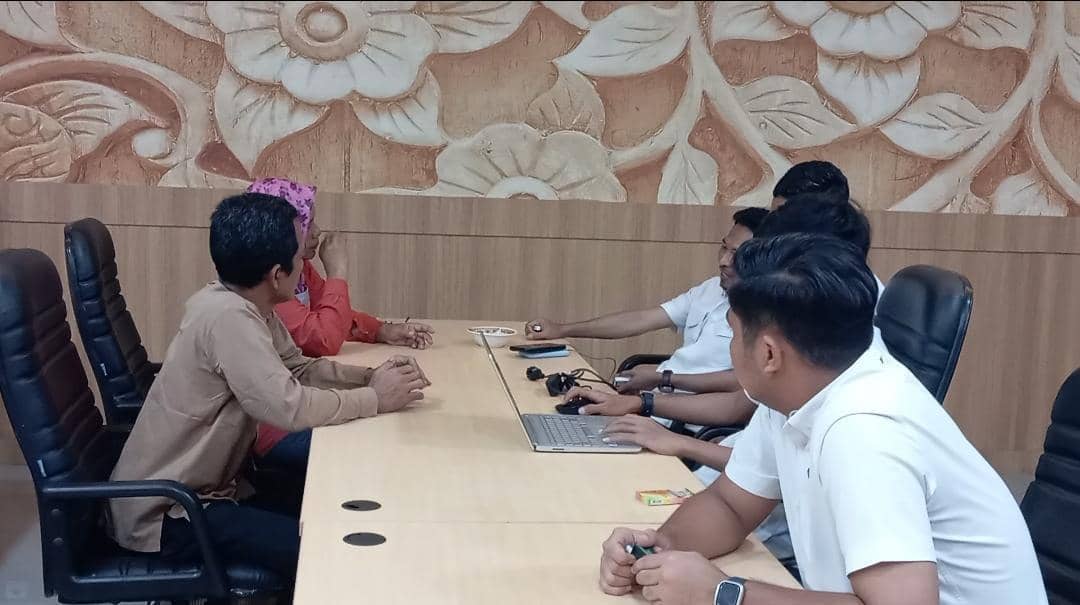 IS, ibu korban PSA saat melapor ke Polda Banten