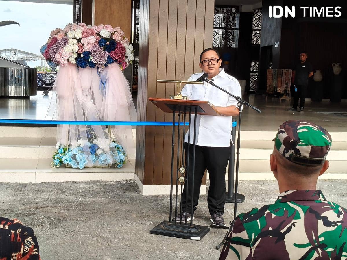 Komisaris Utama PT Nahna Maju Bersama, Kaisar Kiasa Kasih Said Putra saat memberikan sambutan peresmian Myze Hotel Waingapu, Rabu (26/11/2025).